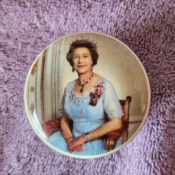 Queen Elizabeth II Lidded Trinket Box - Picture 1 of 4